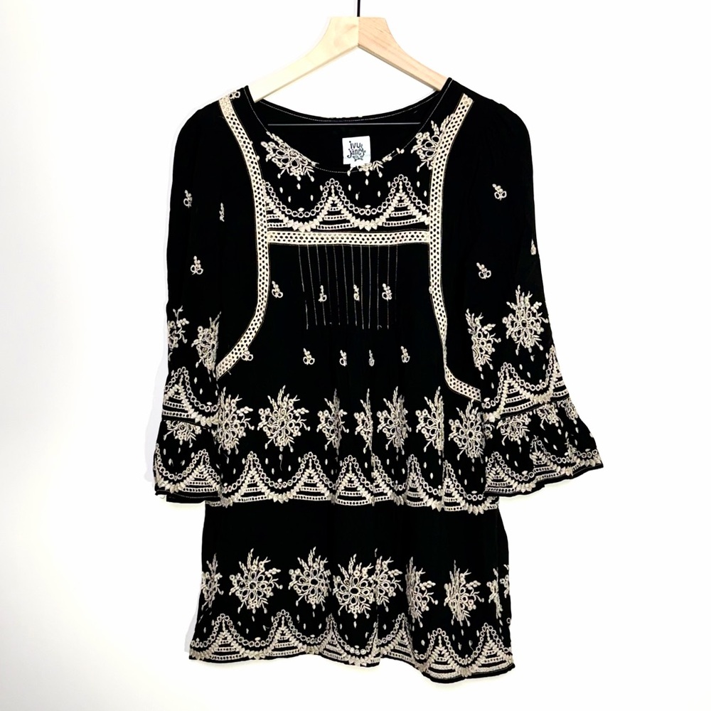 Ivy Jane Black Top with Cream Embroidery Size Medium